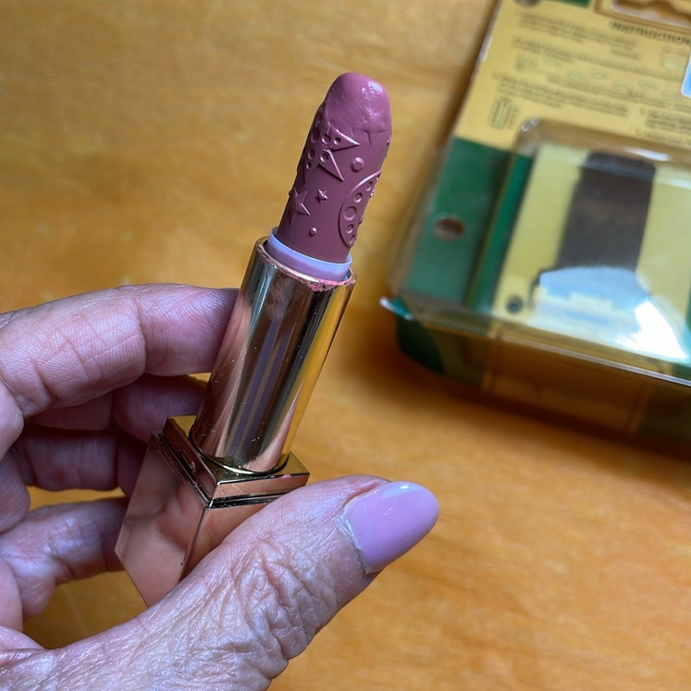 Estee Lauder - Picture 7 of 11